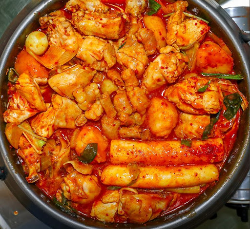 엄지척닭도리 본점: 72시간 숙성 비법 소스와 명물 물떡의 만남